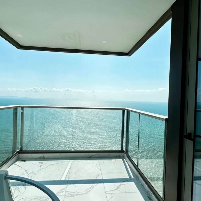 For Rent : Beautiful high-floor unit with sea view, fully furnished and ready to move in