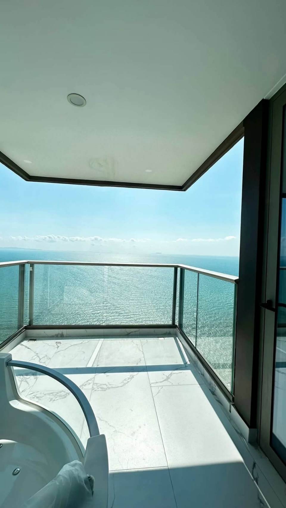 For Rent : Beautiful high-floor unit with sea view, fully furnished and ready to move in