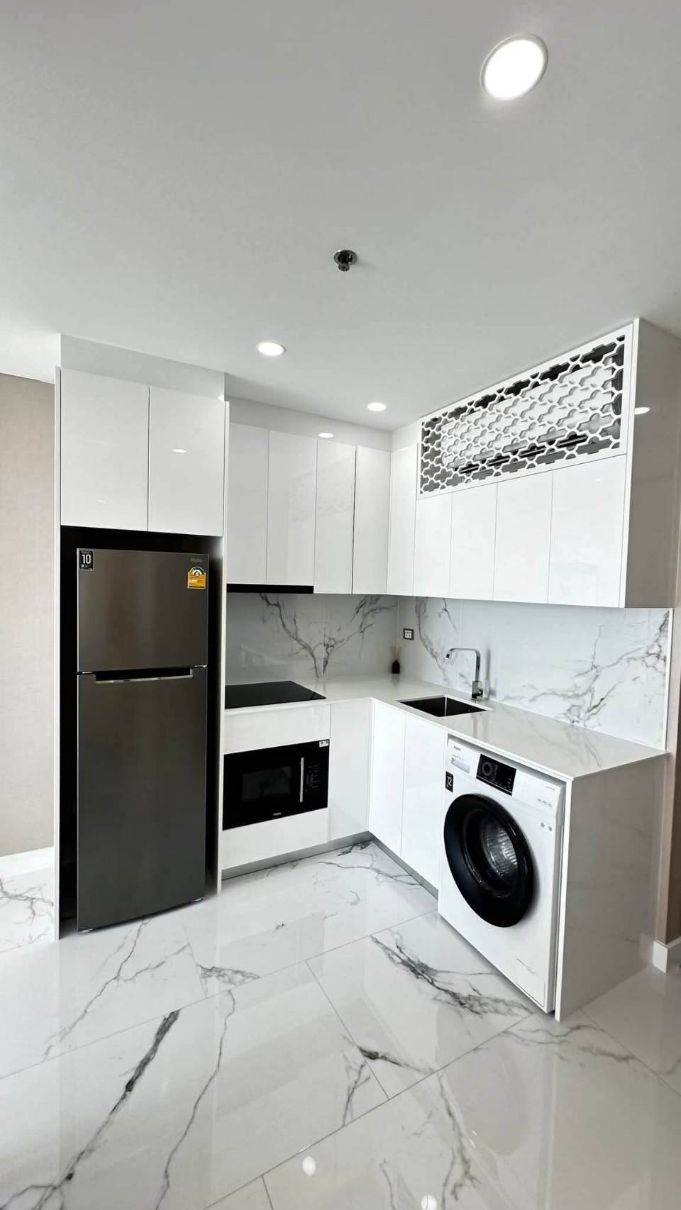 For Rent : Beautiful high-floor unit with sea view, fully furnished and ready to move in