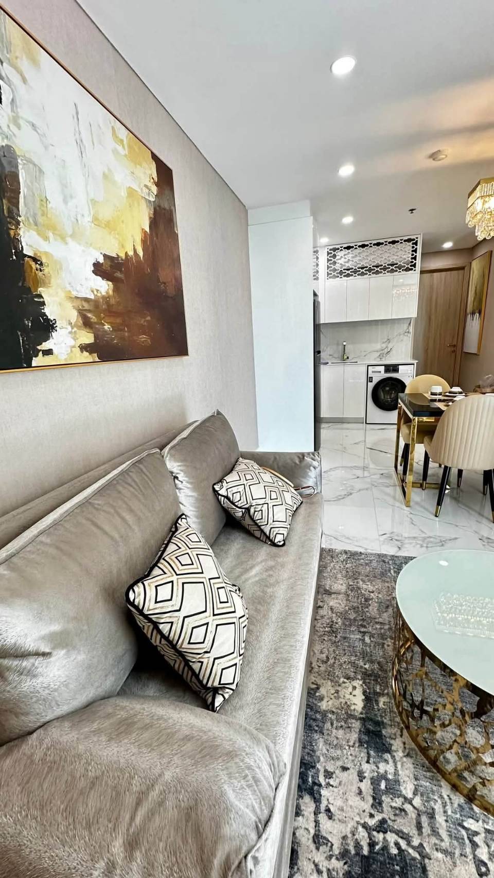 For Rent : Beautiful high-floor unit with sea view, fully furnished and ready to move in