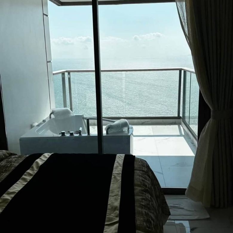 For Rent : Beautiful high-floor unit with sea view, fully furnished and ready to move in