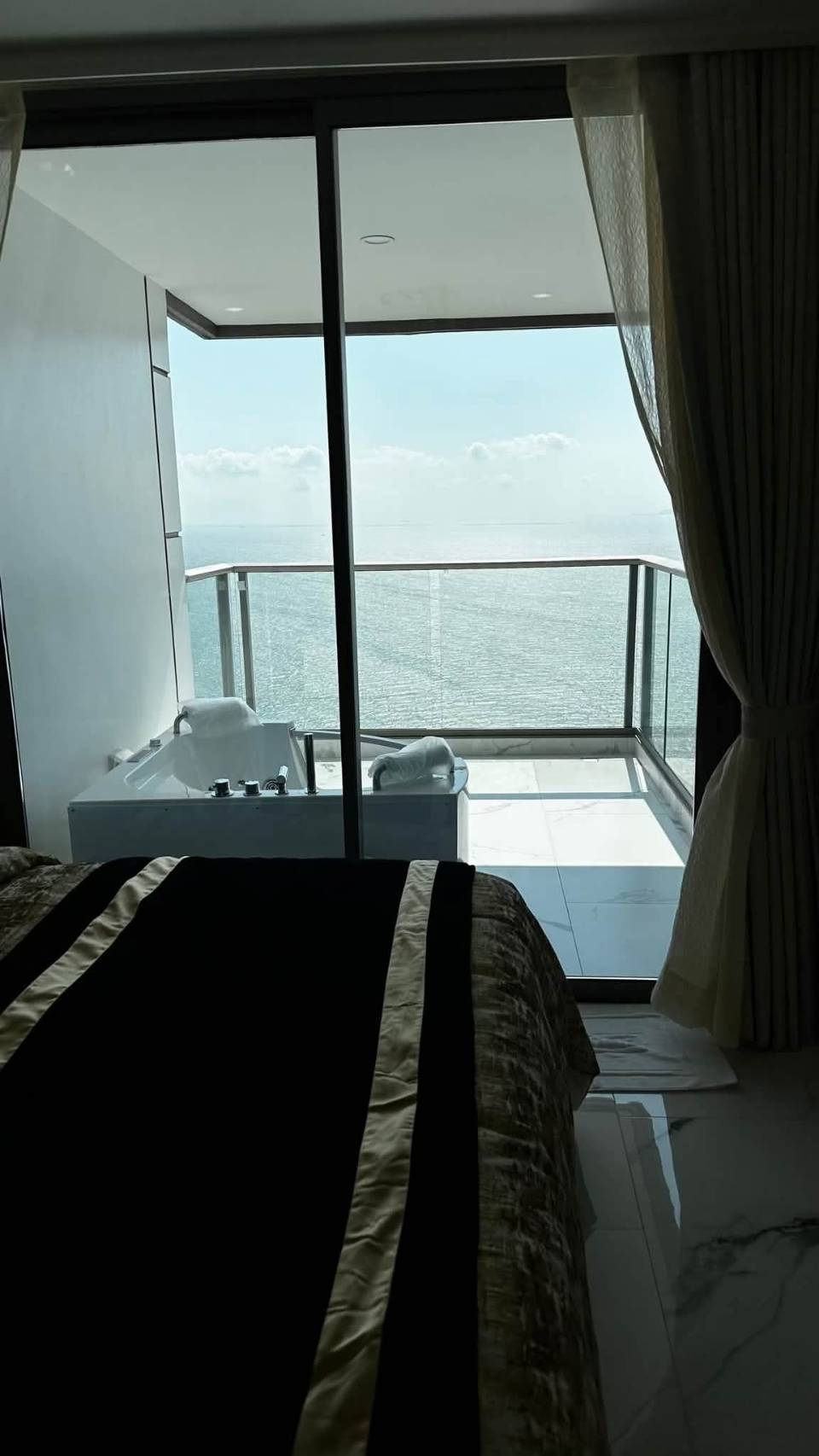 For Rent : Beautiful high-floor unit with sea view, fully furnished and ready to move in