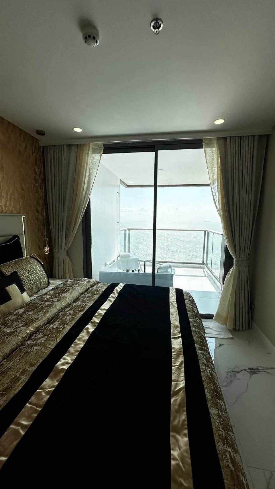 For Rent : Beautiful high-floor unit with sea view, fully furnished and ready to move in