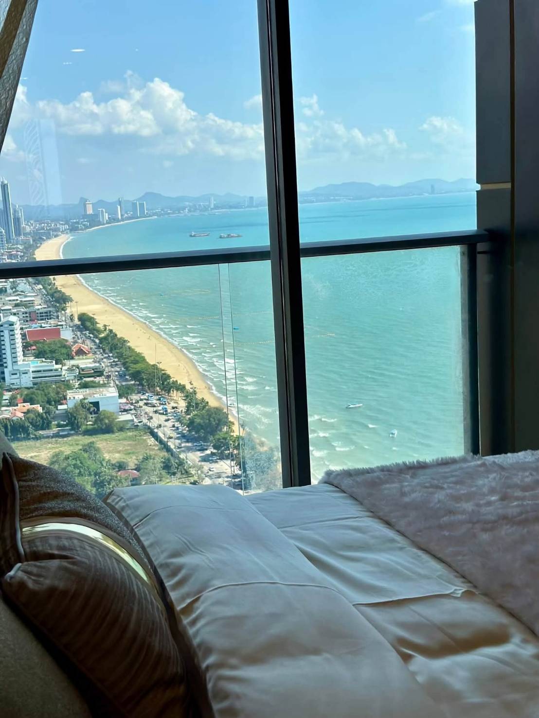 For Rent : Beautiful high-floor unit with sea view, fully furnished and ready to move in