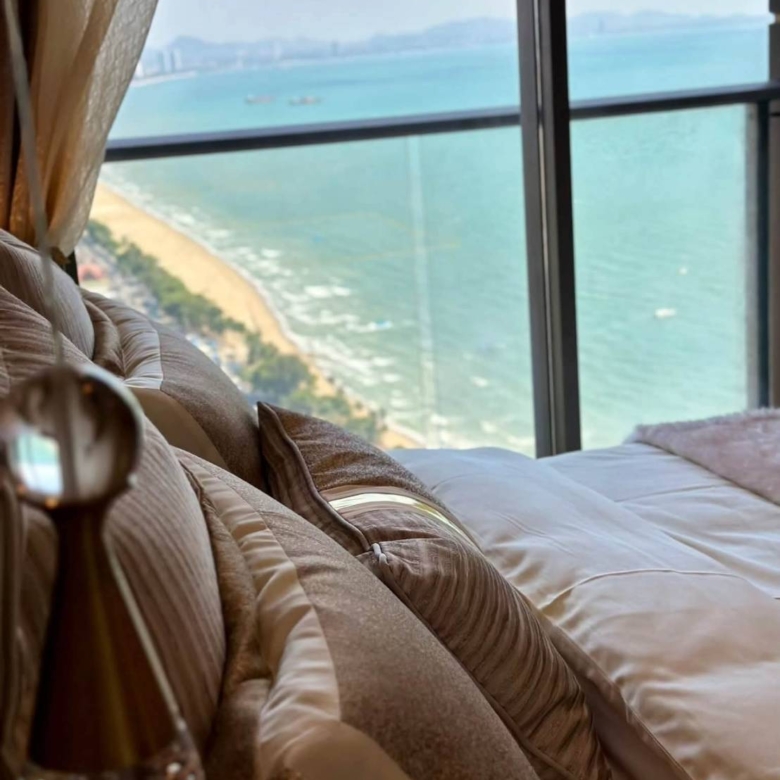 For Rent : Beautiful high-floor unit with sea view, fully furnished and ready to move in