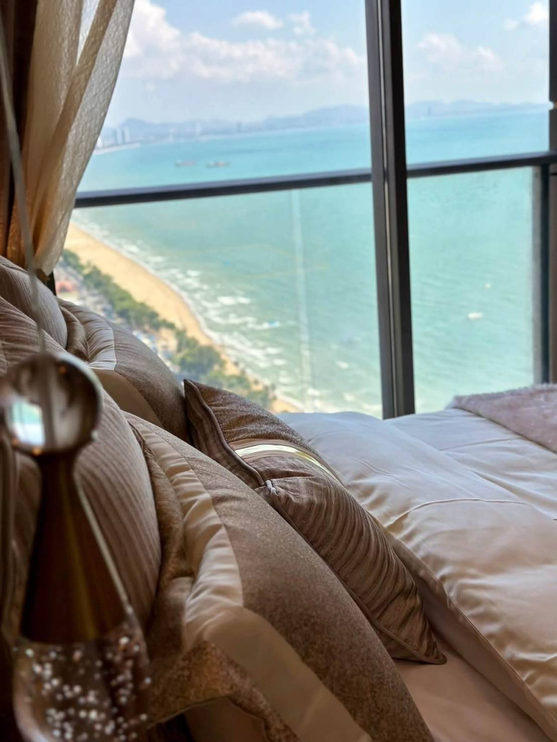 For Rent : Beautiful high-floor unit with sea view, fully furnished and ready to move in