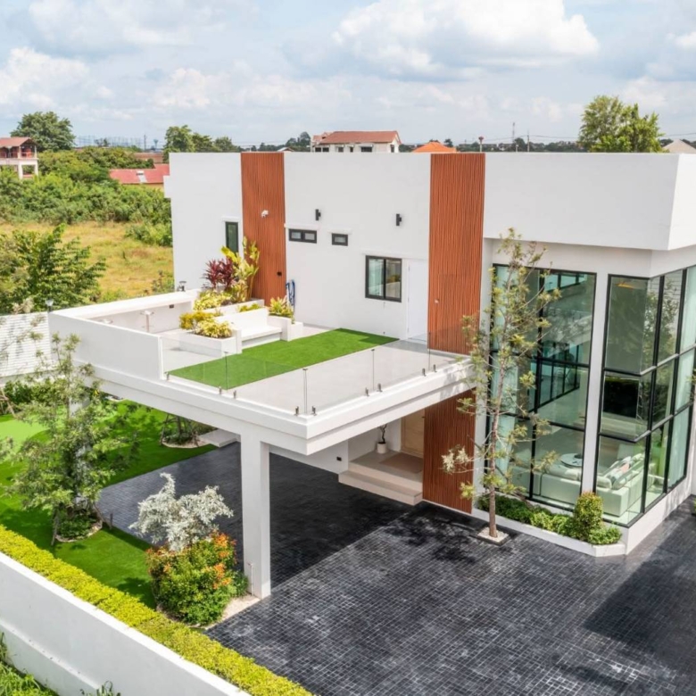 For sale : Ultra-Luxury Pool Villa | 4 Beds (En-suite) & 8 Baths, Huge Space (612 SQM.) on 152 SQW. Land