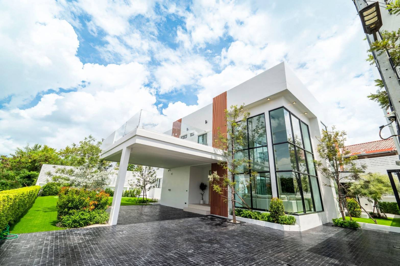 For sale : Ultra-Luxury Pool Villa | 4 Beds (En-suite) & 8 Baths, Huge Space (612 SQM.) on 152 SQW. Land