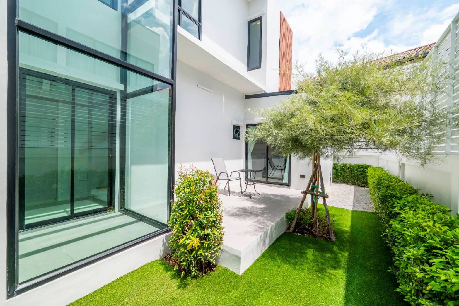 For sale : Ultra-Luxury Pool Villa | 4 Beds (En-suite) & 8 Baths, Huge Space (612 SQM.) on 152 SQW. Land