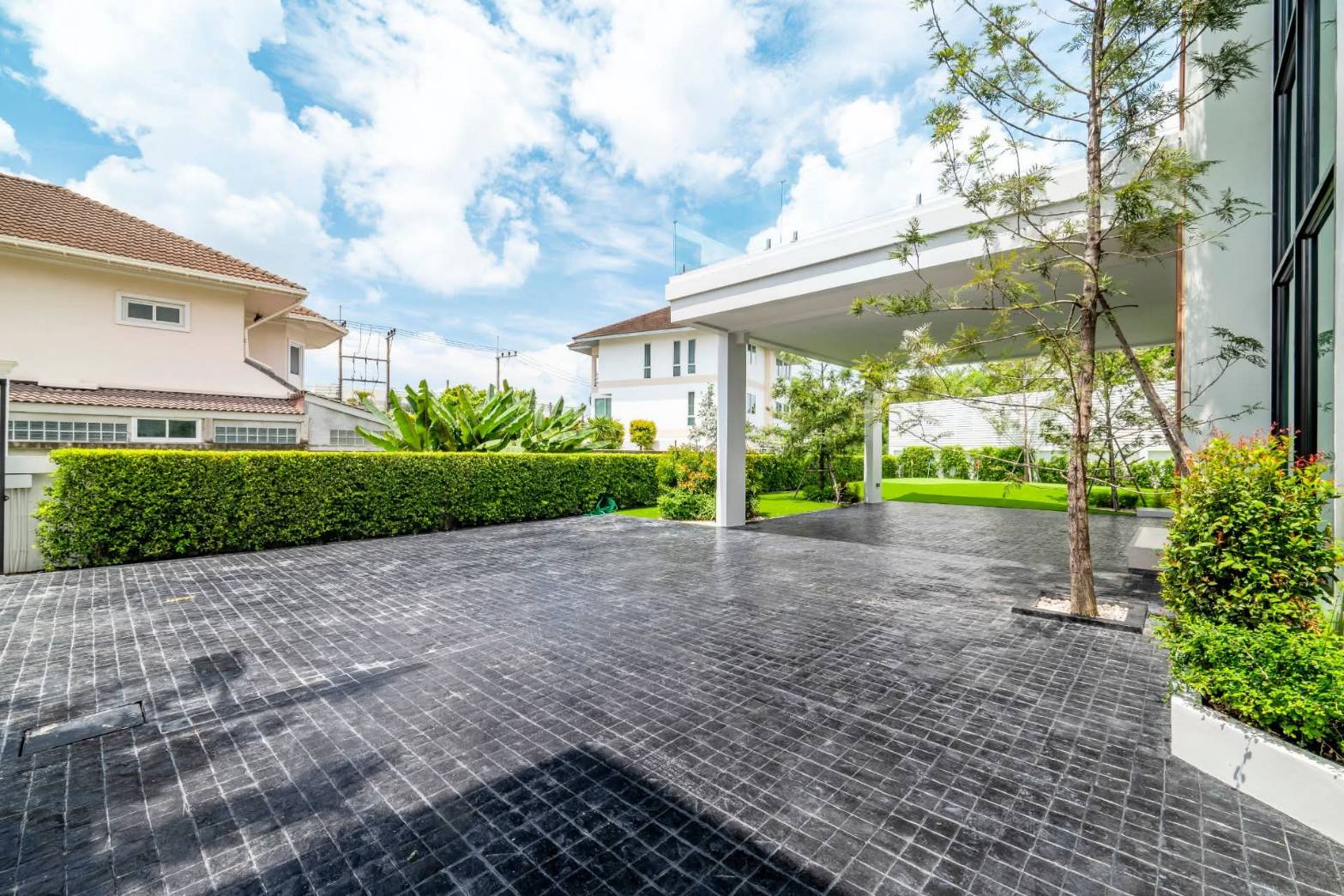 For sale : Ultra-Luxury Pool Villa | 4 Beds (En-suite) & 8 Baths, Huge Space (612 SQM.) on 152 SQW. Land