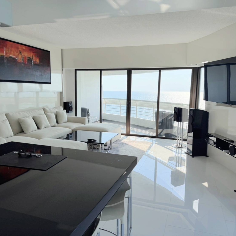 For Sale : Stunning Sea View | Massive 2-Bed Condo (164 Sq.m.) on 12th Floor, Foreign Quota