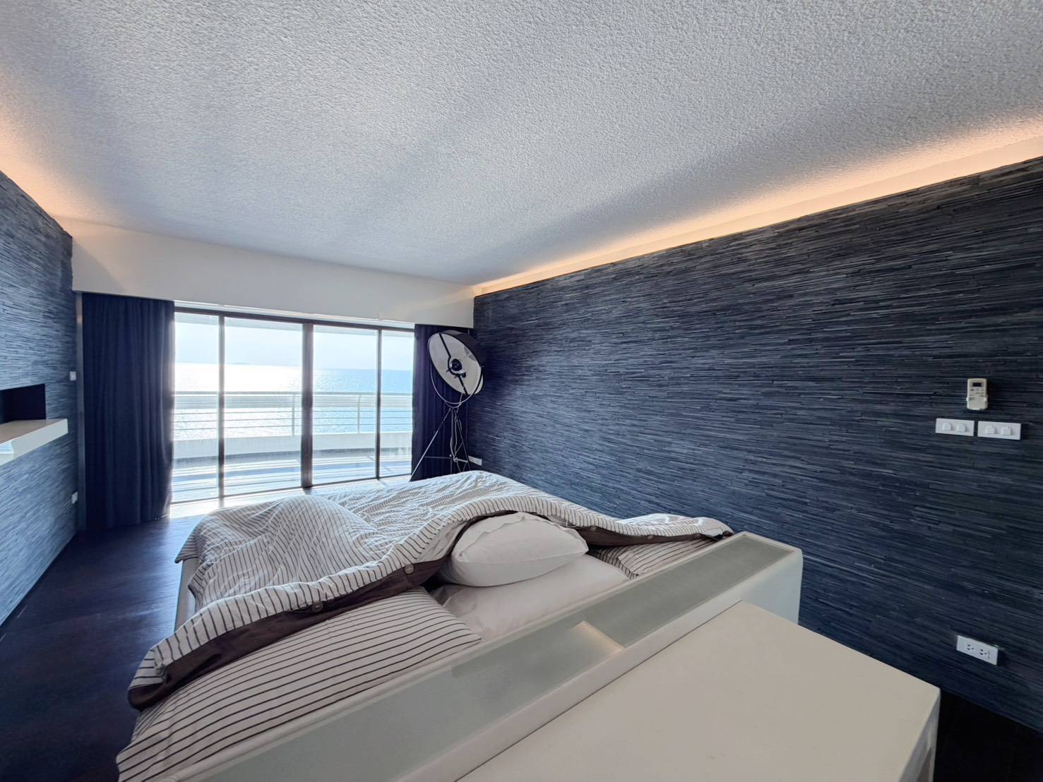 For Sale : Stunning Sea View | Massive 2-Bed Condo (164 Sq.m.) on 12th Floor, Foreign Quota