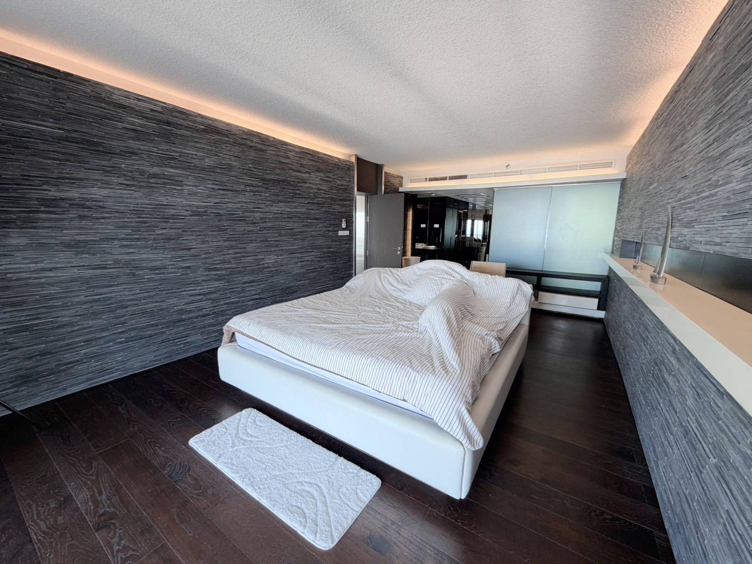 For Sale : Stunning Sea View | Massive 2-Bed Condo (164 Sq.m.) on 12th Floor, Foreign Quota