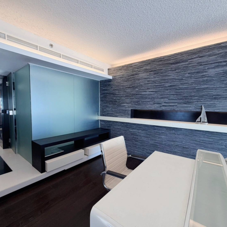 For Sale : Stunning Sea View | Massive 2-Bed Condo (164 Sq.m.) on 12th Floor, Foreign Quota