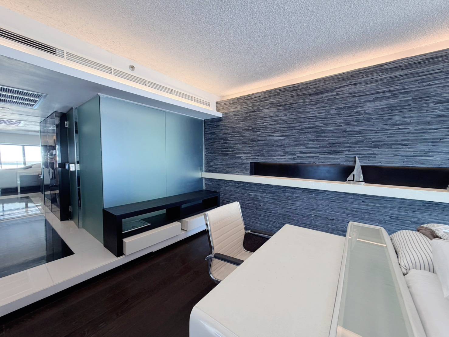 For Sale : Stunning Sea View | Massive 2-Bed Condo (164 Sq.m.) on 12th Floor, Foreign Quota