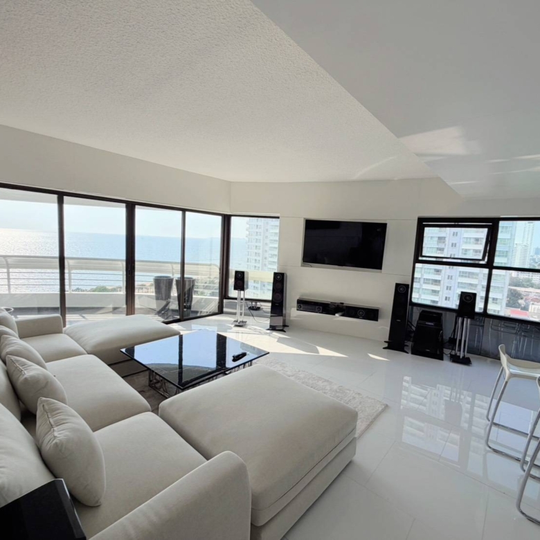 For Sale : Stunning Sea View | Massive 2-Bed Condo (164 Sq.m.) on 12th Floor, Foreign Quota