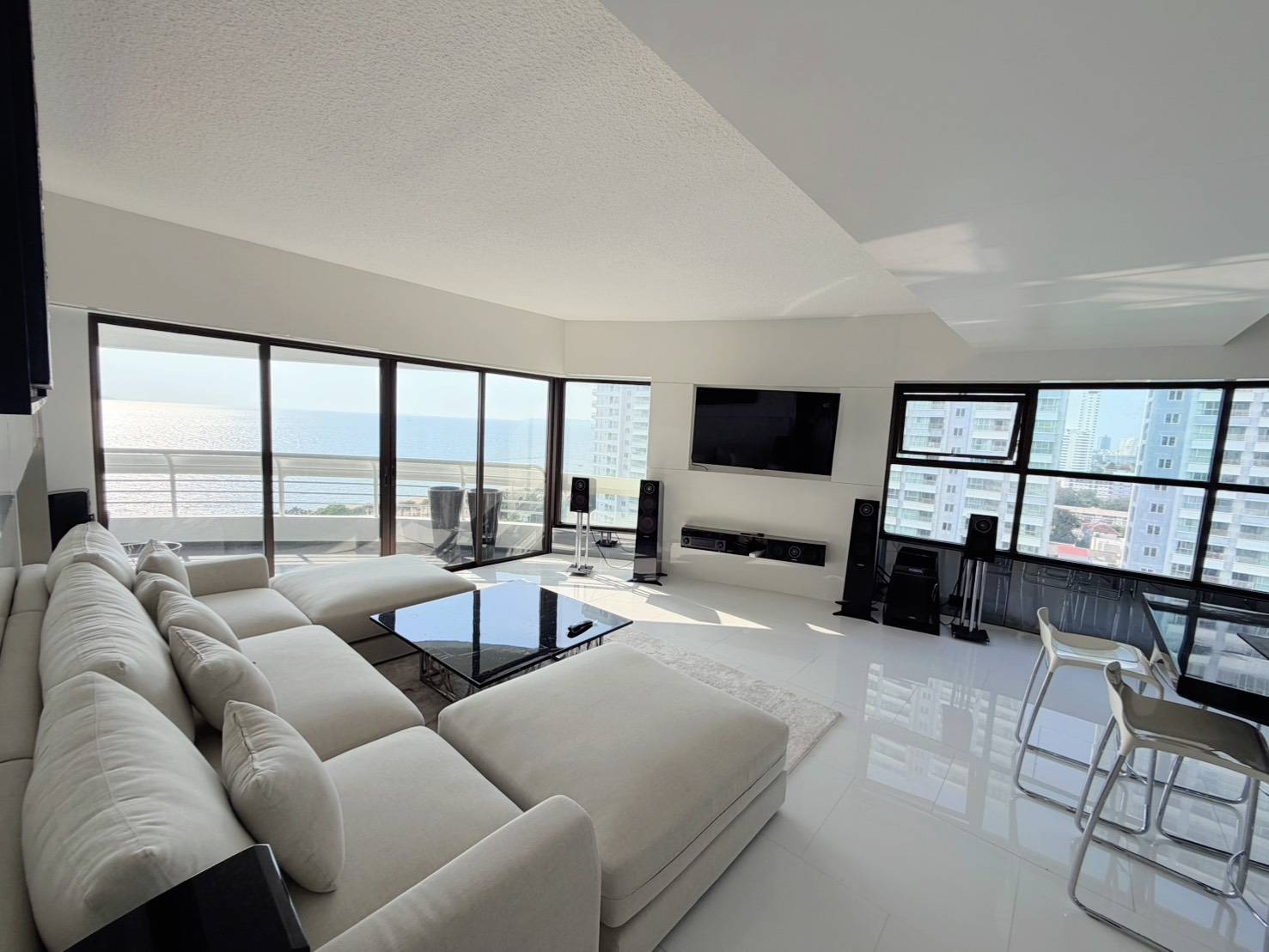 For Sale : Stunning Sea View | Massive 2-Bed Condo (164 Sq.m.) on 12th Floor, Foreign Quota
