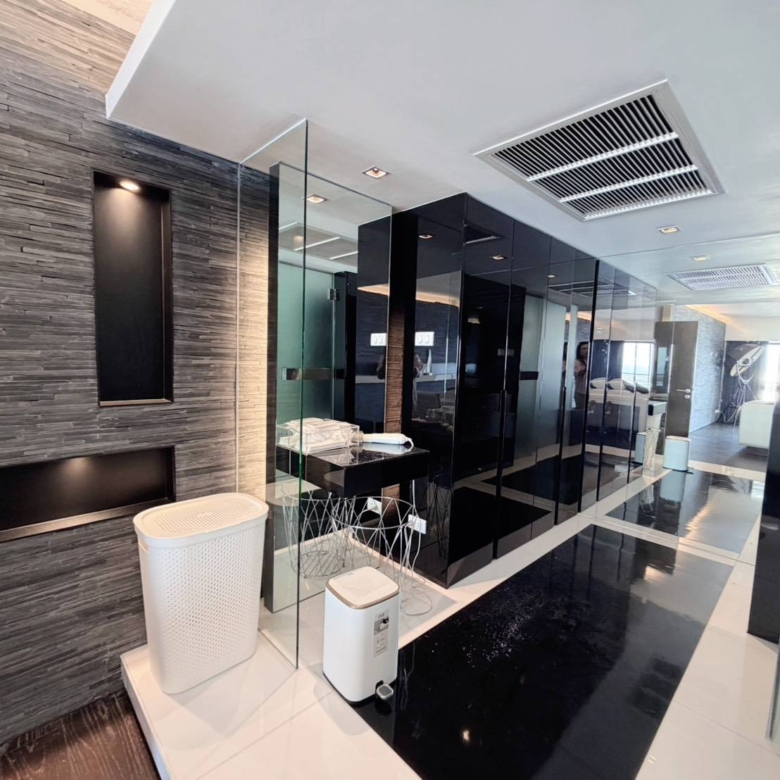 For Sale : Stunning Sea View | Massive 2-Bed Condo (164 Sq.m.) on 12th Floor, Foreign Quota
