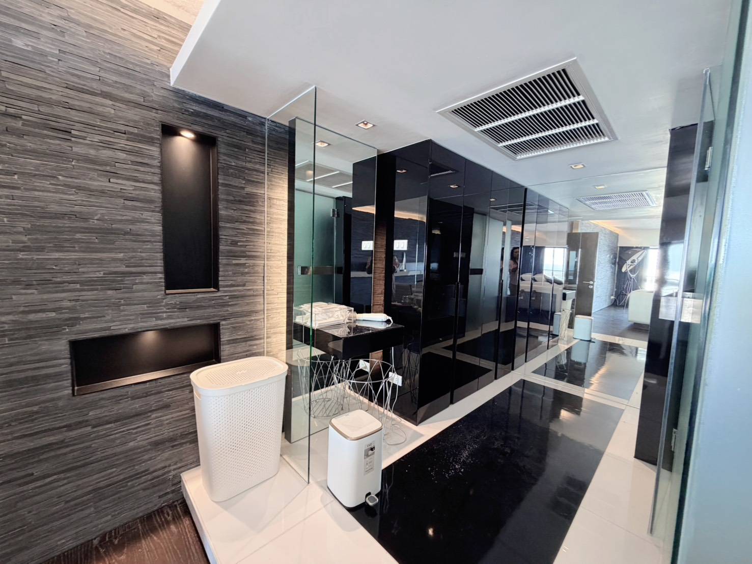 For Sale : Stunning Sea View | Massive 2-Bed Condo (164 Sq.m.) on 12th Floor, Foreign Quota