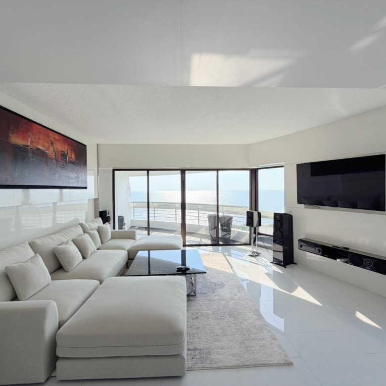 For Sale : Stunning Sea View | Massive 2-Bed Condo (164 Sq.m.) on 12th Floor, Foreign Quota