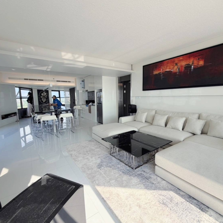 For Sale : Stunning Sea View | Massive 2-Bed Condo (164 Sq.m.) on 12th Floor, Foreign Quota