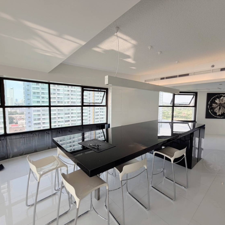 For Sale : Stunning Sea View | Massive 2-Bed Condo (164 Sq.m.) on 12th Floor, Foreign Quota