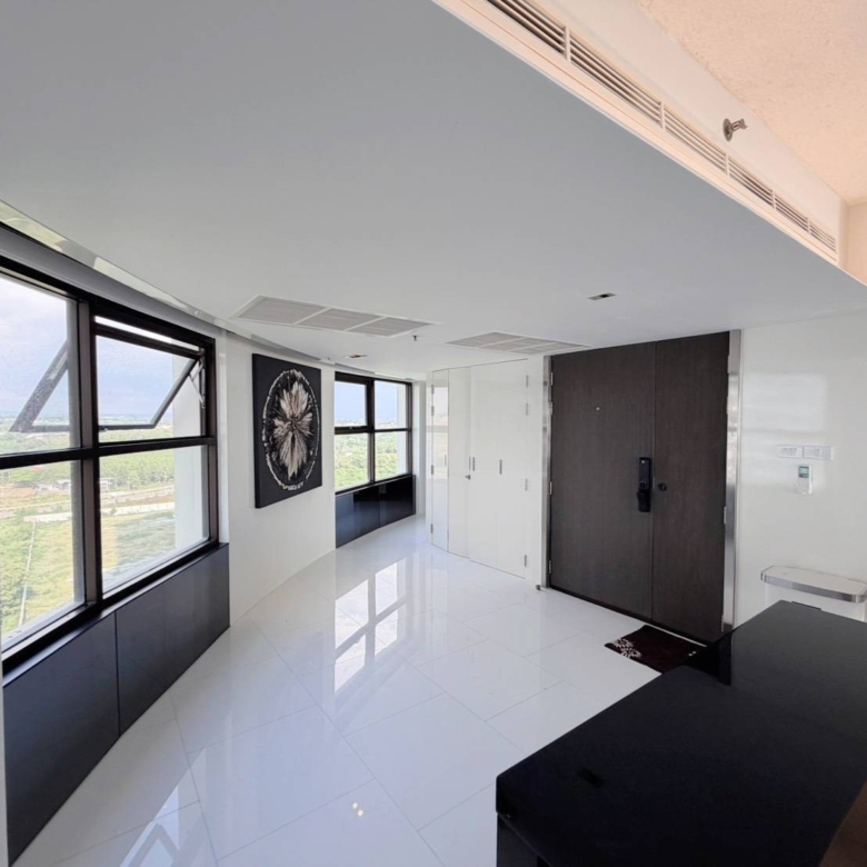 For Sale : Stunning Sea View | Massive 2-Bed Condo (164 Sq.m.) on 12th Floor, Foreign Quota