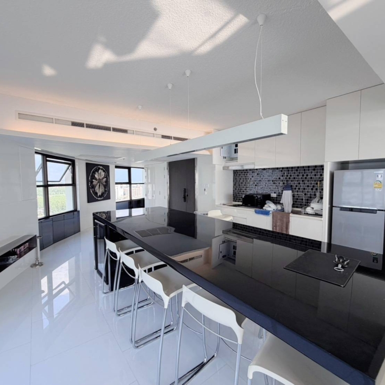 For Sale : Stunning Sea View | Massive 2-Bed Condo (164 Sq.m.) on 12th Floor, Foreign Quota