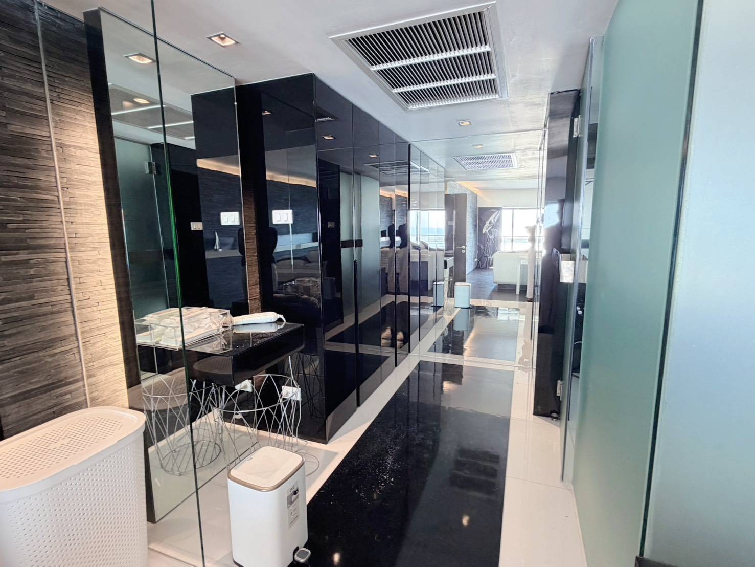 For Sale : Stunning Sea View | Massive 2-Bed Condo (164 Sq.m.) on 12th Floor, Foreign Quota