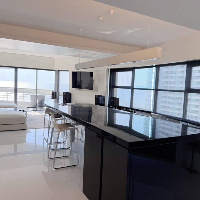 For Sale : Stunning Sea View | Massive 2-Bed Condo (164 Sq.m.) on 12th Floor, Foreign Quota
