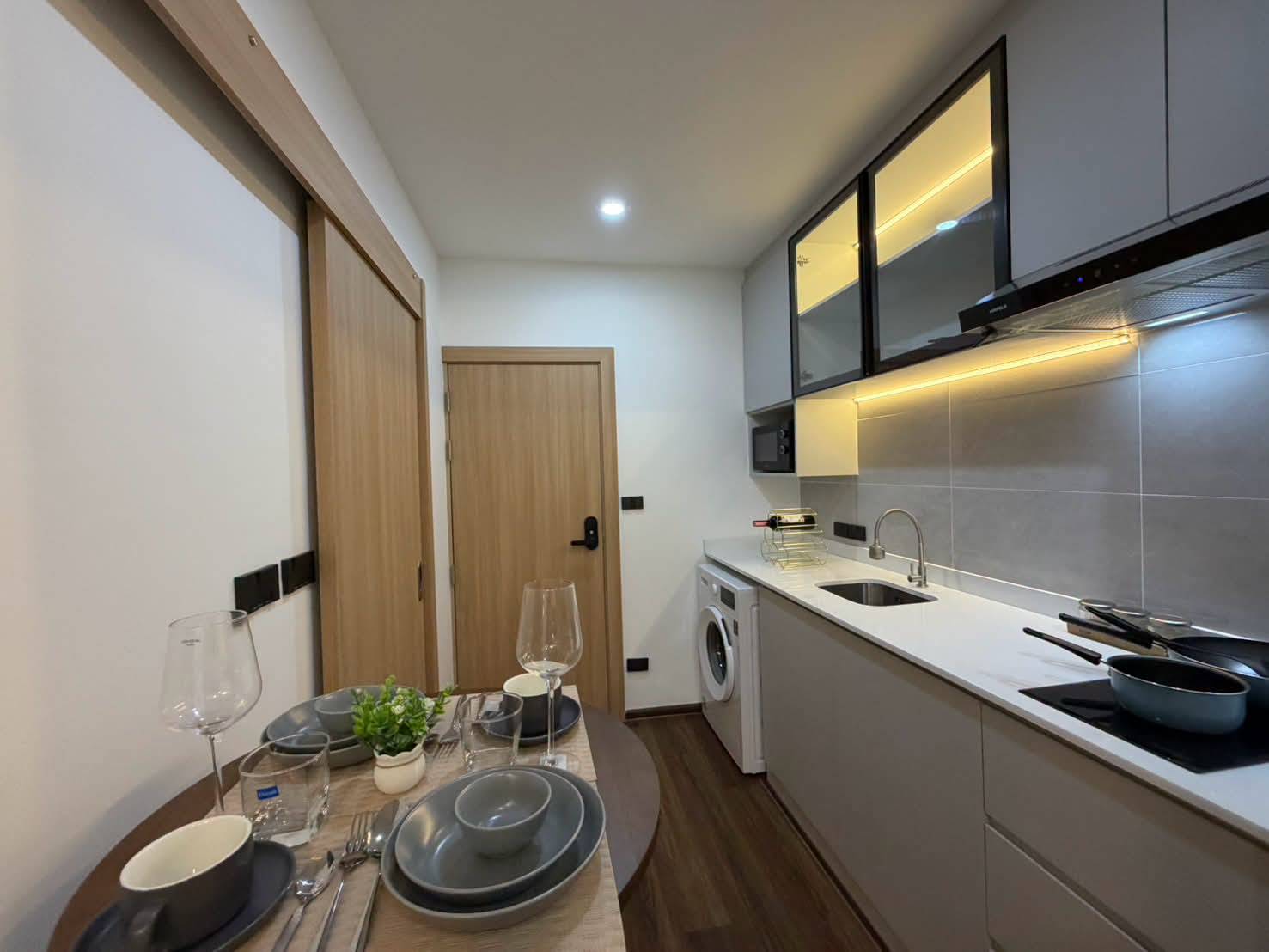 For sale : Prime Location on Pratumnak Hill | Fully Furnished Studio (32 SQM.) on 3rd Floor