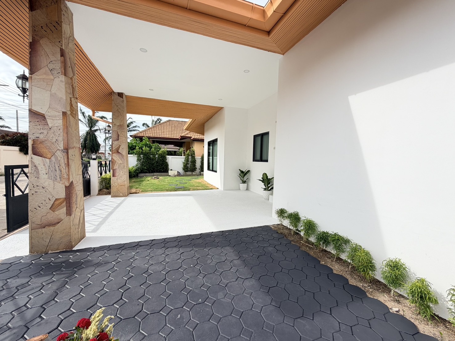 S__19177492_0 For sale : Best Price! 6.9M Baht, Modern Pool Villa with 75 SQW. Land Area