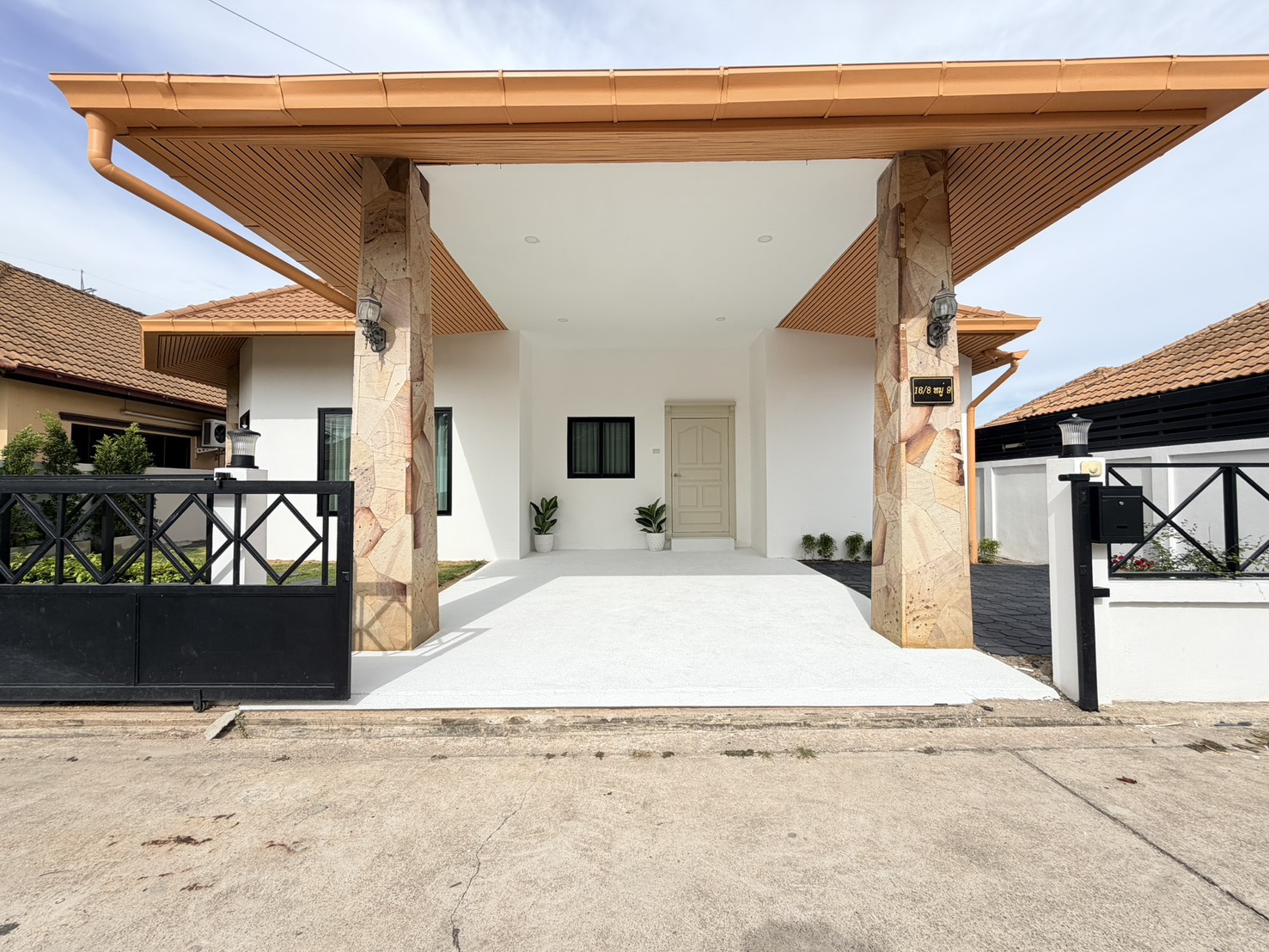 For sale : Best Price! 6.9M Baht, Modern Pool Villa with 75 SQW. Land Area