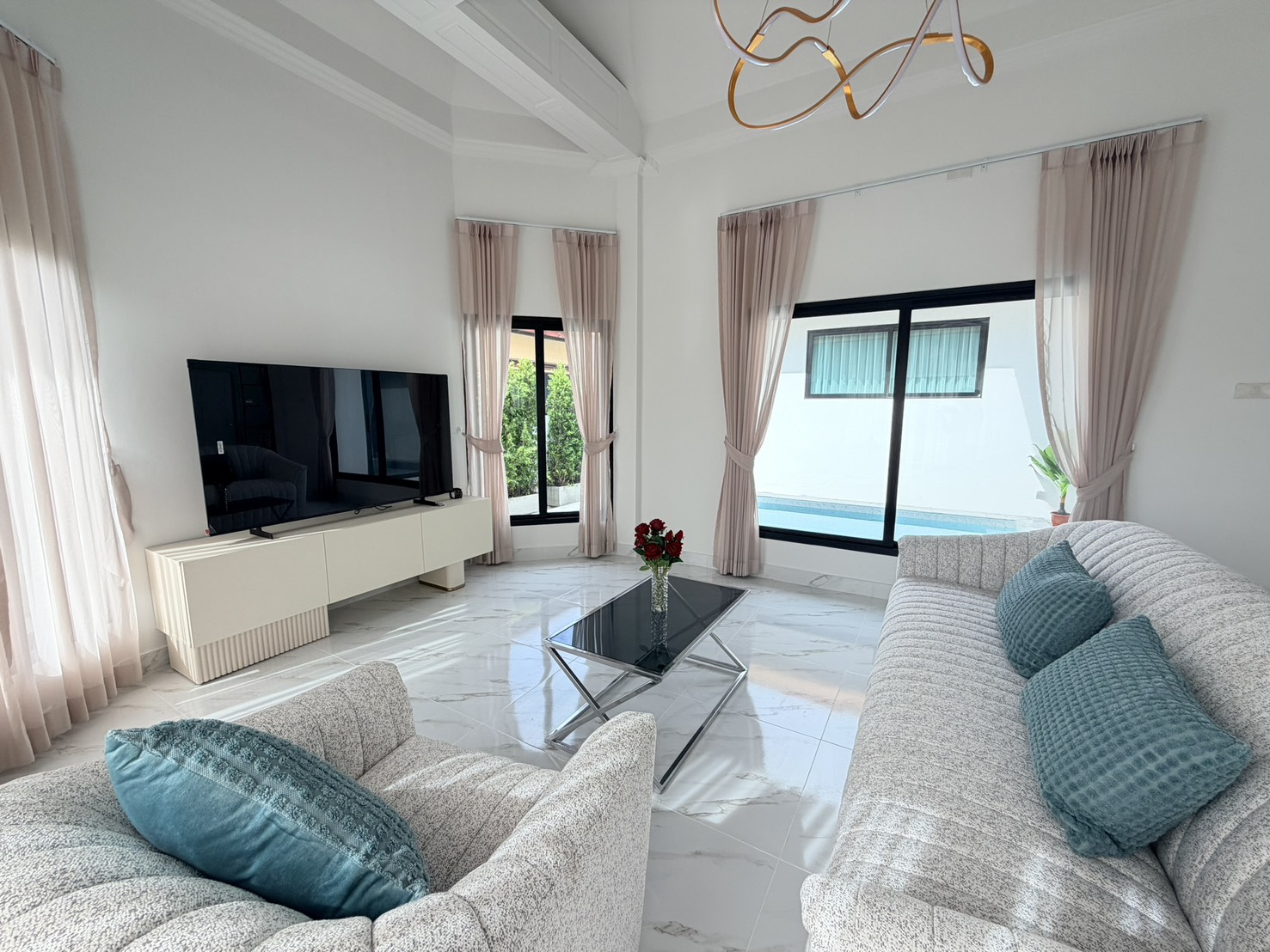 For sale : Best Price! 6.9M Baht, Modern Pool Villa with 75 SQW. Land Area