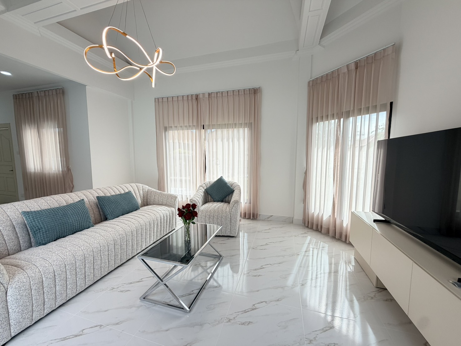 For sale : Best Price! 6.9M Baht, Modern Pool Villa with 75 SQW. Land Area