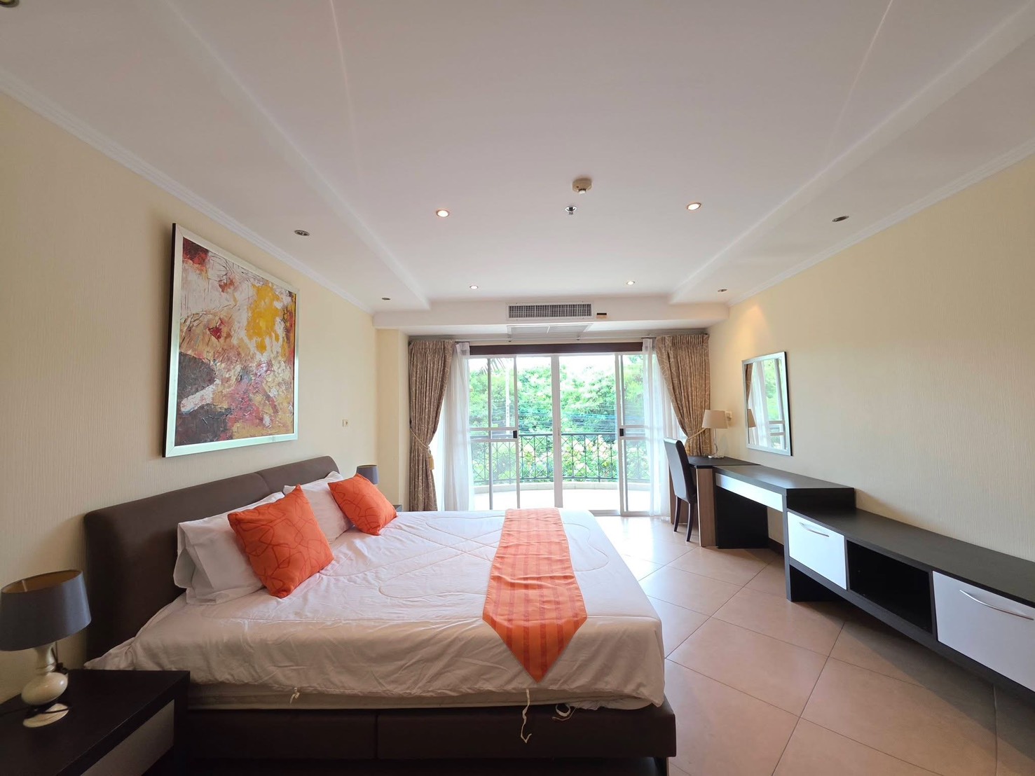 На продажу: просторный кондо с 1 спальней в The Residence Jomtien
