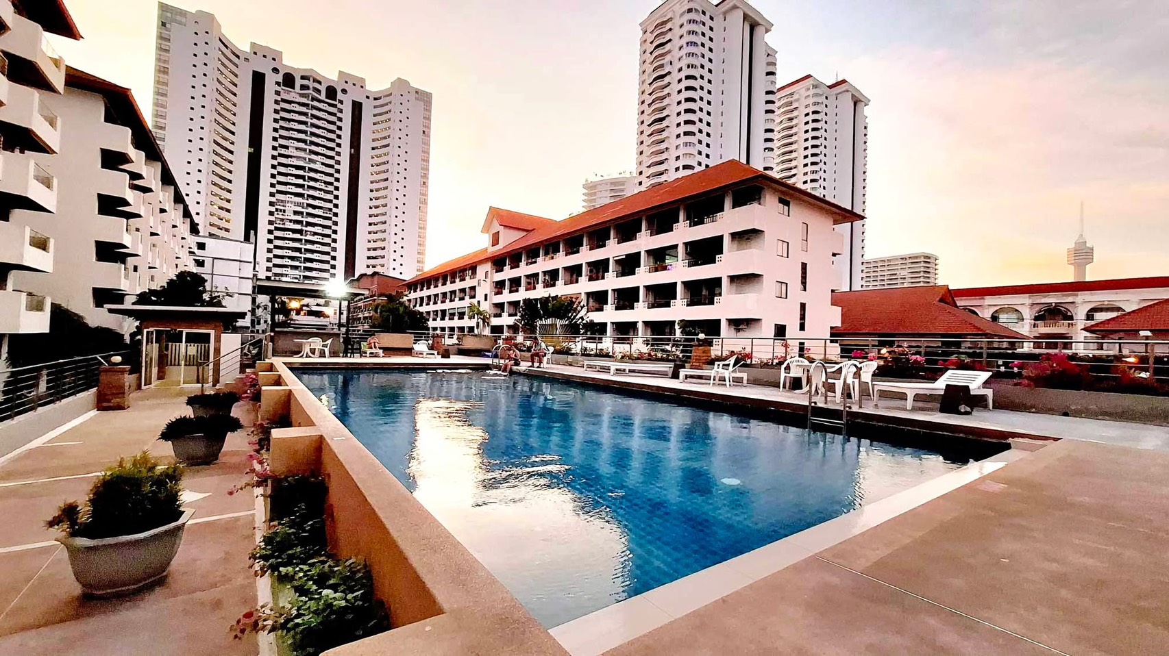 В аренду : Кондоминиум в аренду, всего 2 минуты до моря @ Jomtien Plaza Residence