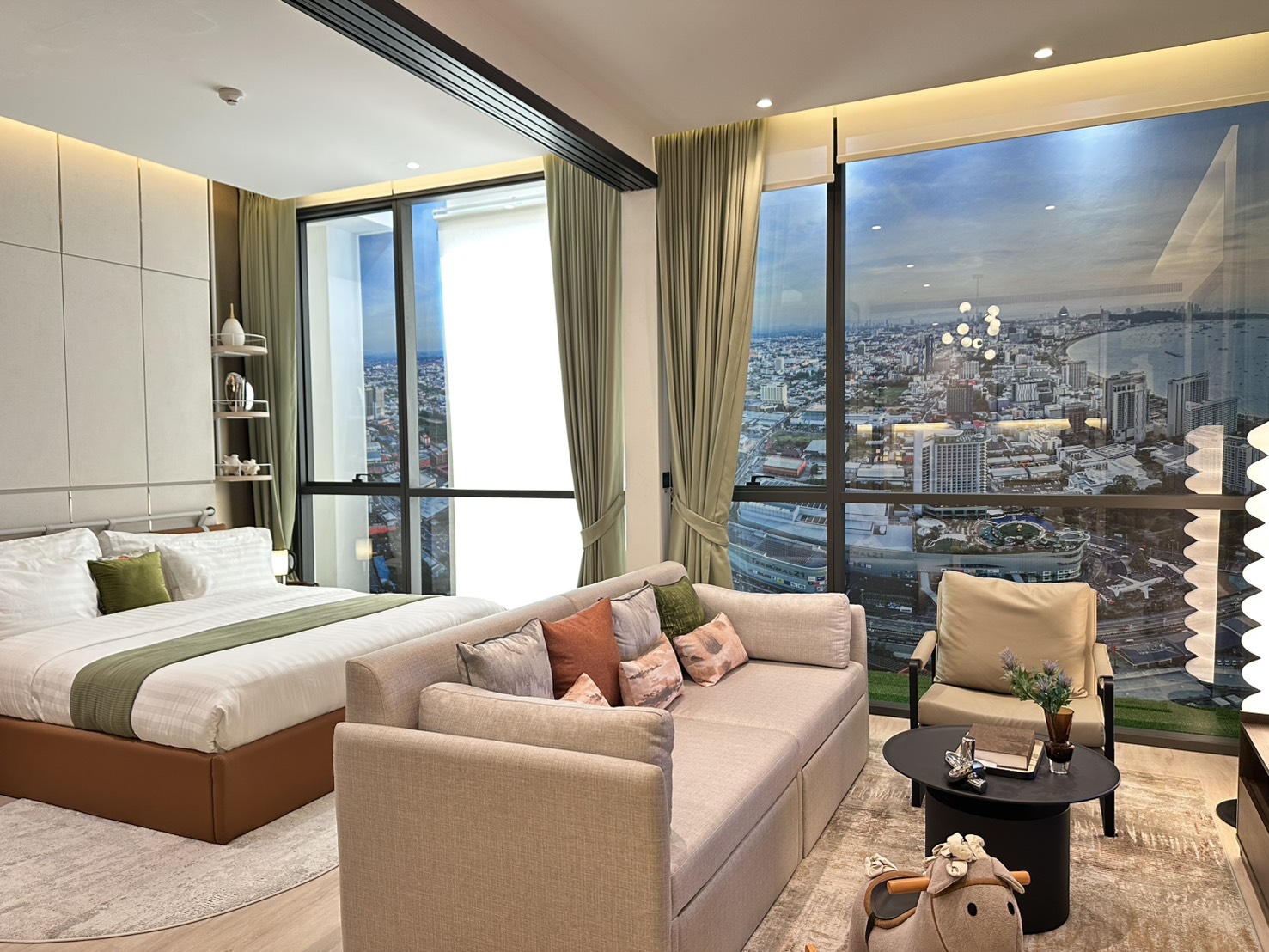For sale : Hot Property in center Pattaya | Luxury 1-Bedroom Unit, Best Investment & Special Promotion